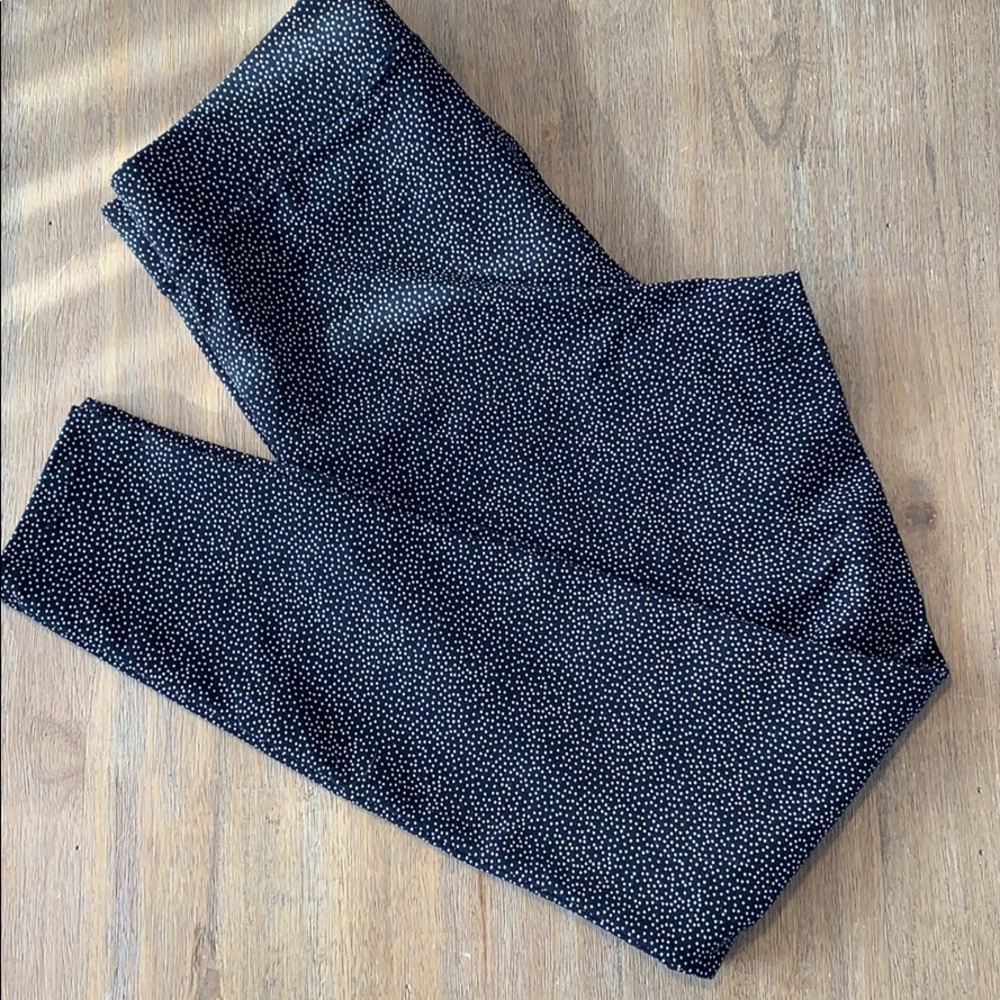 NWOT old navy leggings sz M.  Black with tan dots